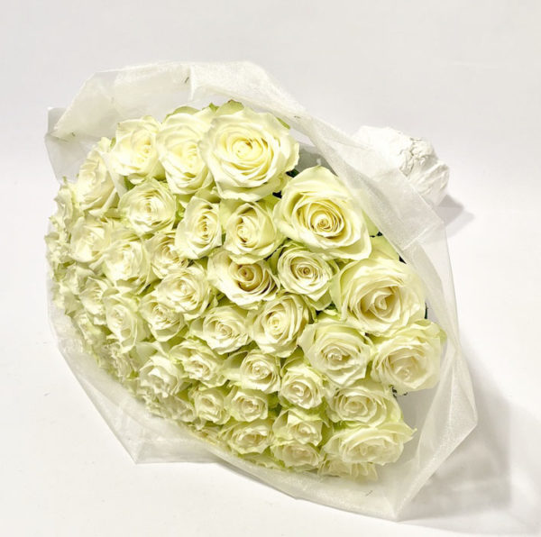 Kimp valgete roosidega kaunis pakendis