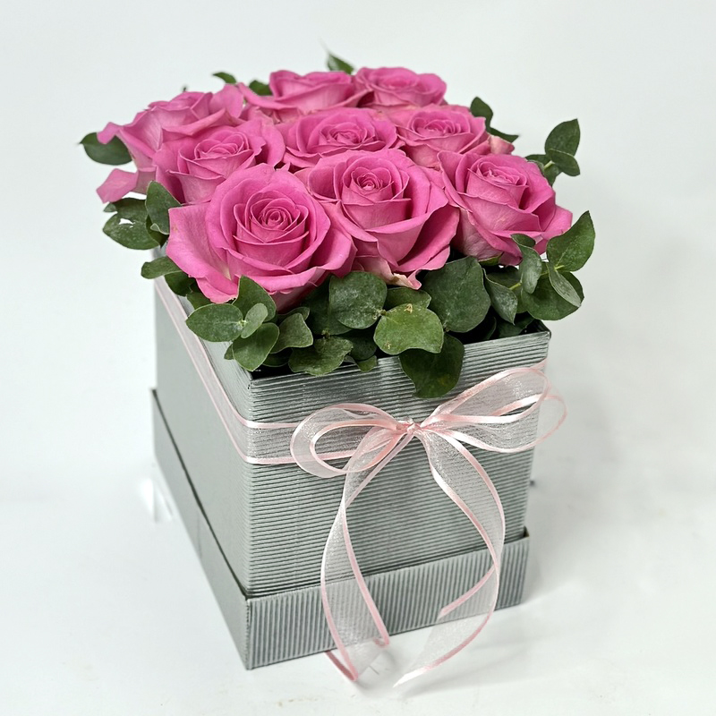 Stiilne kinkekarp roosade roosidega